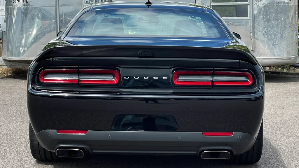 Ultimo Dodge Challenger Pitch Black