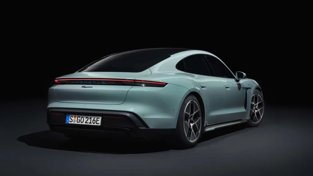 Traseira do Porsche Taycan 2024