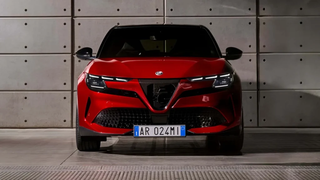 Dianteira do Novo Alfa Romeo Milano 2025