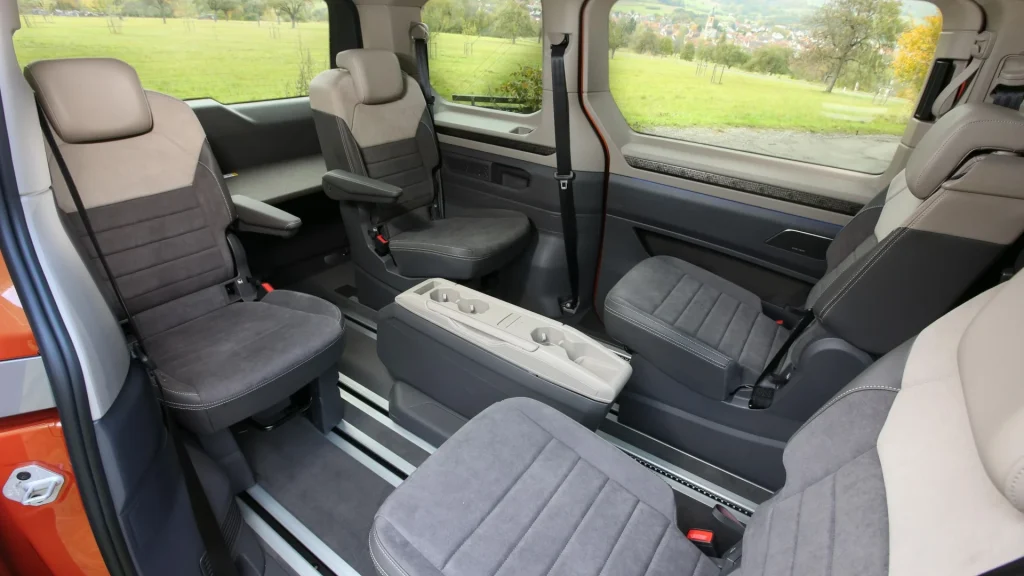 Interior da Volkswagen Multivan 2024
