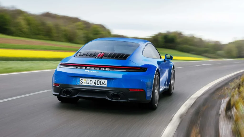 Traseira do Novo Porsche 911 Carrera GTS Geração 992-2 Azul