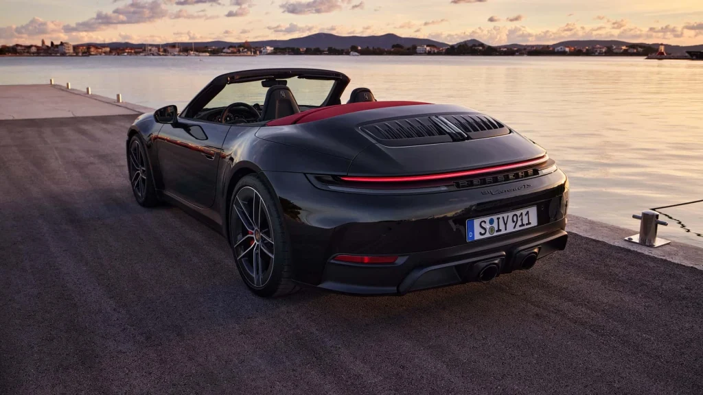 Traseira do Novo Porsche 911 Carrera GTS Geração 992-2 Preto