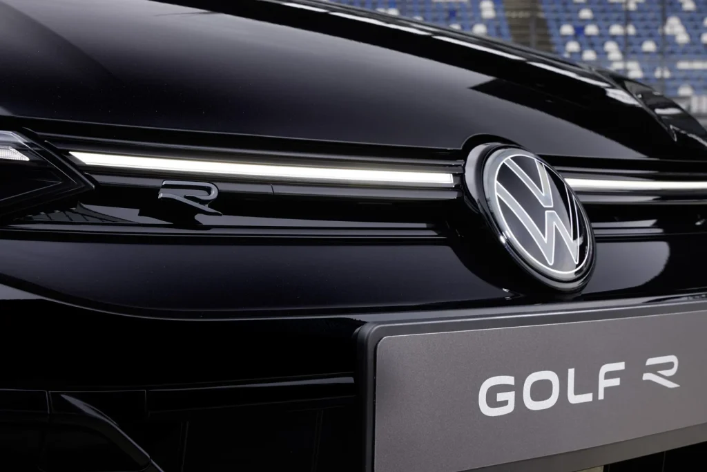 Design da Dianteira do Volkswagen Golf R 2025 Black Edition