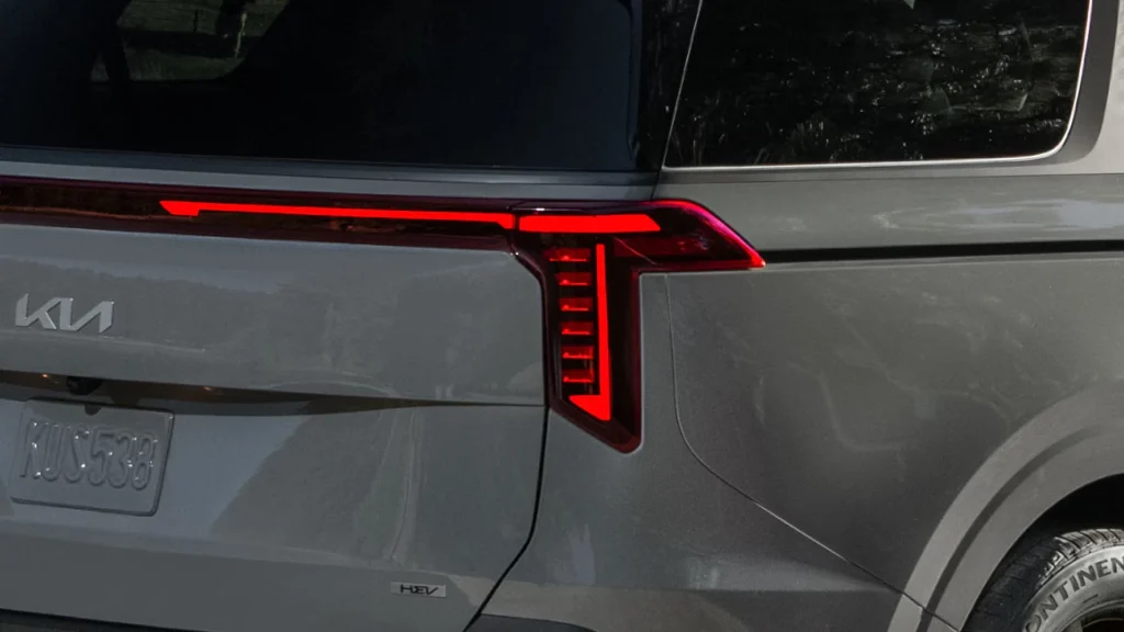 Detalhes da Lanterna em LED do Kia Carnival 2025