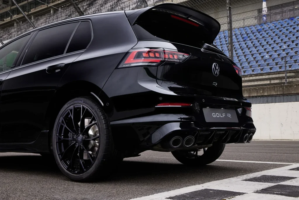 Detalhes da Traseira do Volkswagen Golf R 2025 Black Edition