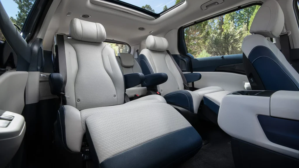 Interior do Kia Carnival 2025