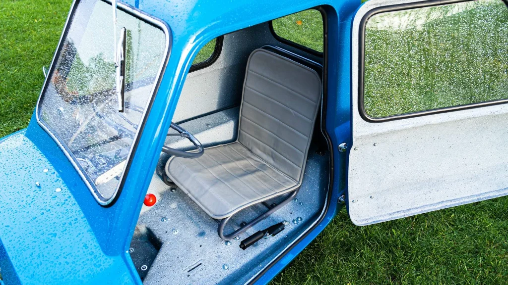 Interior do Peel P50 Microcar