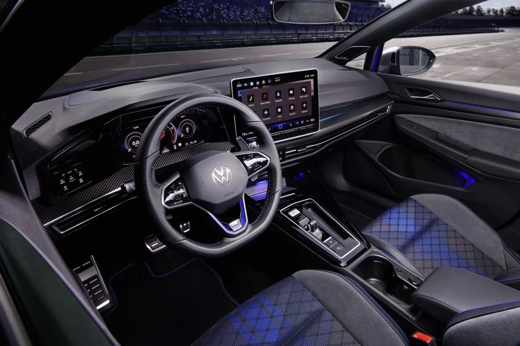 Interior do Volkswagen Golf R 2025