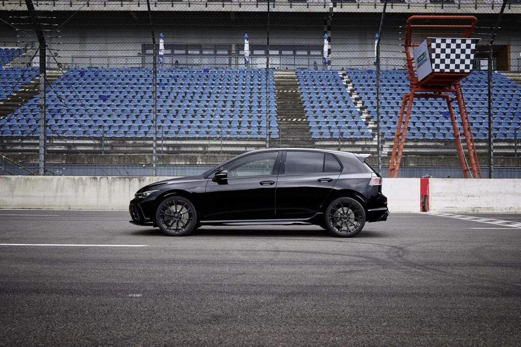 Lateral do Volkswagen Golf R 2025 Black Edition