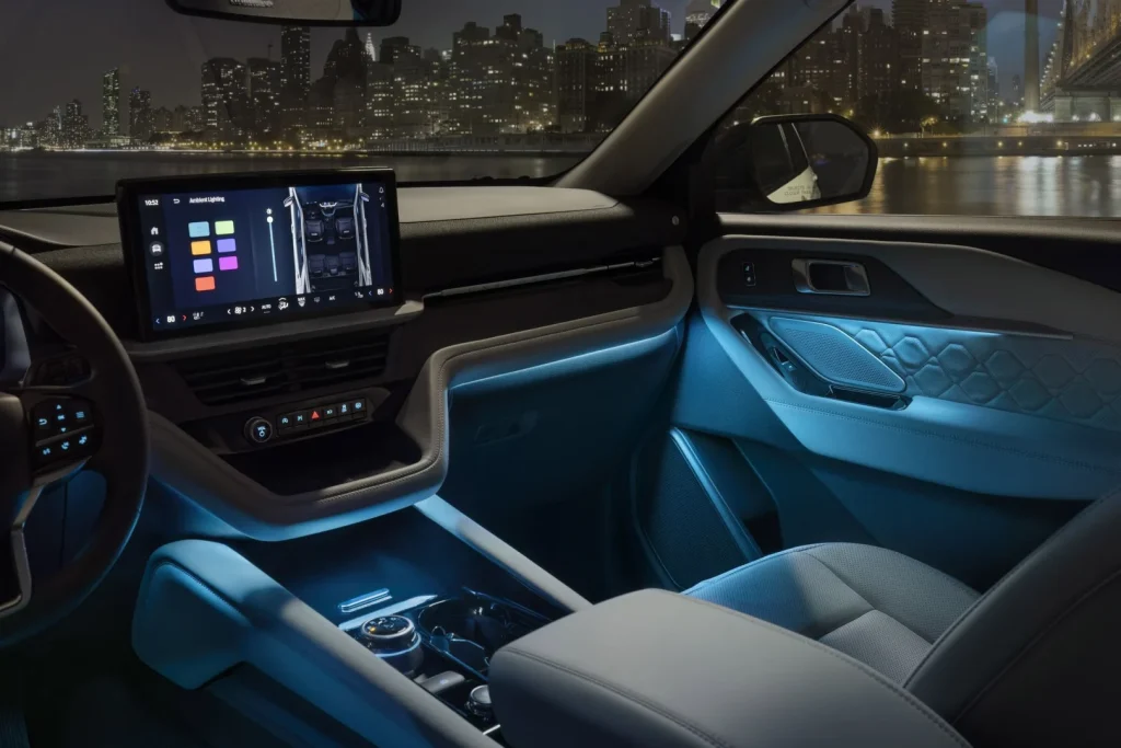 Interior Iluminado do Ford Explorer 2025