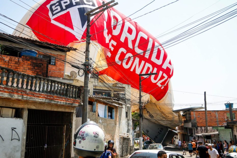 São Paulo FC airship crashes in Osasco, leaving one person with minor injuries. Watch the video!