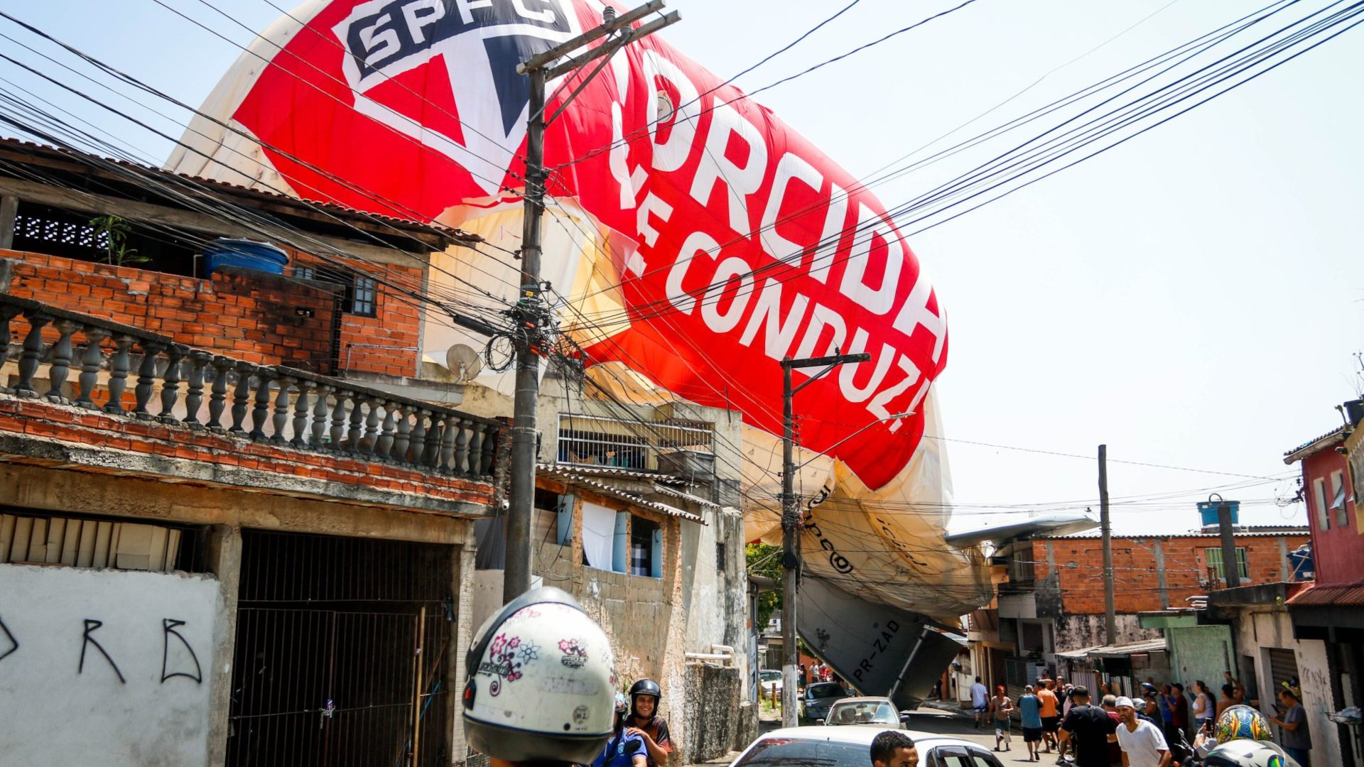 Dirigible del São Paulo FC se cae en Osasco y deja un herido leve. ¡Mira el video!
