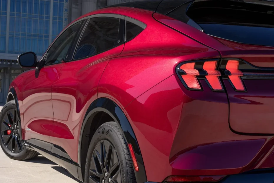 Ford Mustang Mach-E 2025 : Le prix a baissé et de nouvelles technologies ajoutées