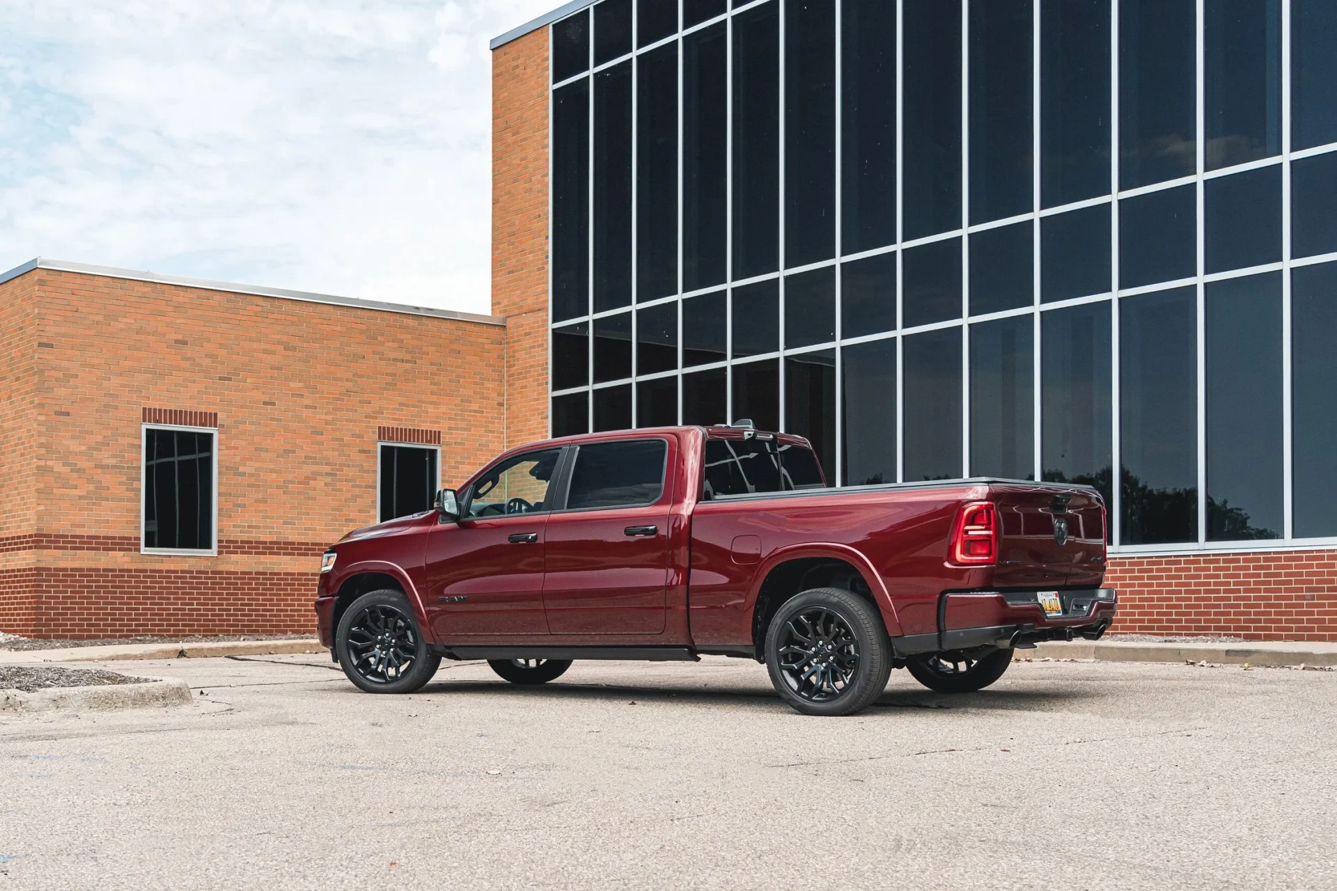 Analysis of the 2025 Ram 1500 Limited Crew Cab 4x4: Luxury and Power in the Spotlight