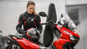 Honda ADV 160 2025 Apresenta Motor Potente e Tecnologia Avançada para Aventureiros