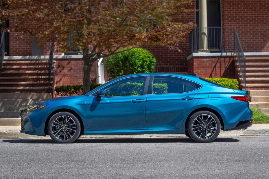 Toyota Camry 2025 Présente des Innovations Hybrides et un Design Moderne