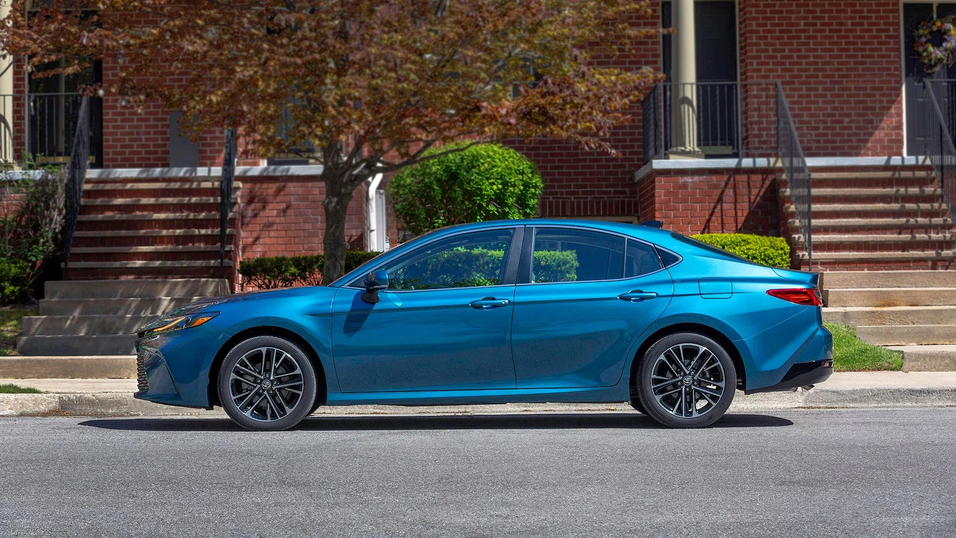 Toyota Camry 2025 Présente des Innovations Hybrides et un Design Moderne