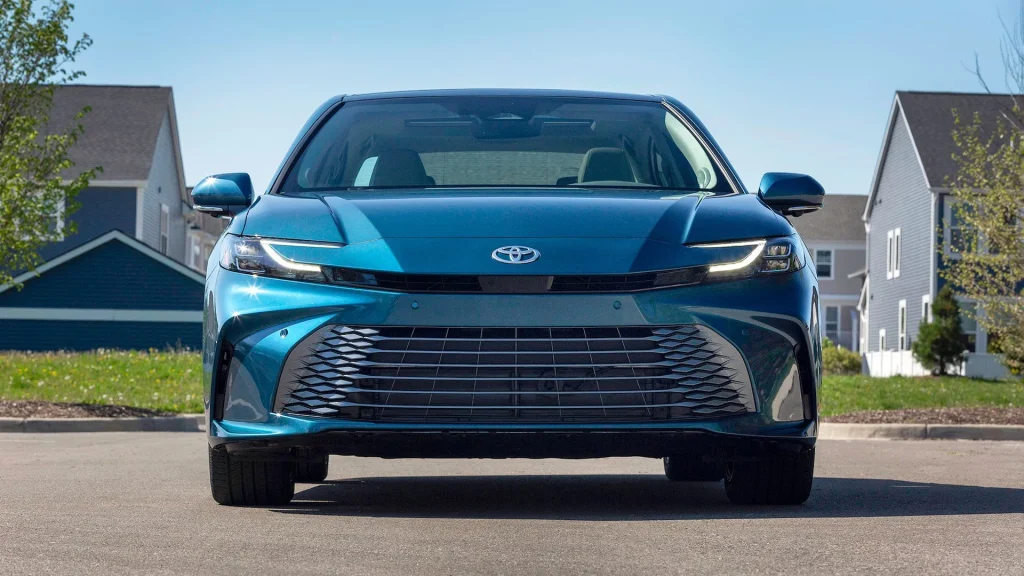 Toyota Camry 2025 Unveils Hybrid Innovations and Modern Design