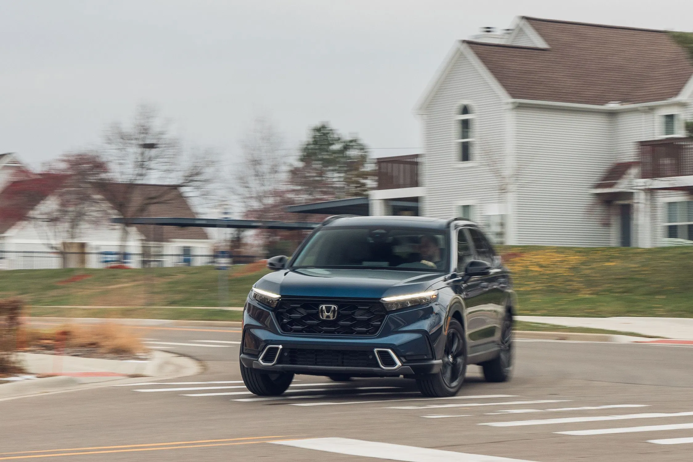 2025 Honda CR-V Hybrid Combines Efficiency and Technology in a Compact SUV