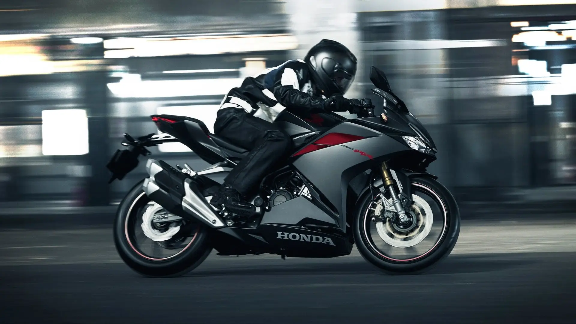 Honda CBR250RR vs CBR300R 06